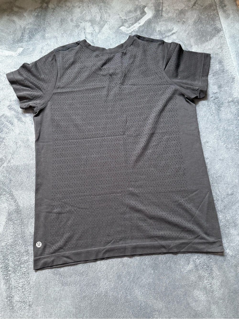 lululemon athletica Short Sleeve Perforated Crew Tee - Black - Picture 2 of 4